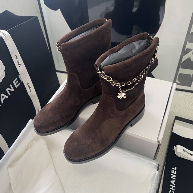 Chane* 2025 Chanel back-zip ankle boots, a must-have item for this fall/winter s