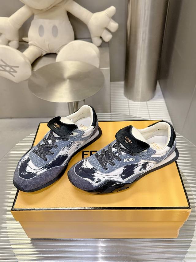 Fendi New Retro Style Flat Sports Casual Shoes for Couples The upper is made of