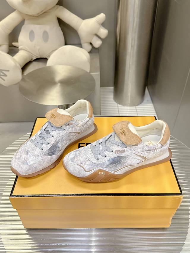 Limited Women's Style Fendi New Retro-Style Flat Casual Shoes The upper is made