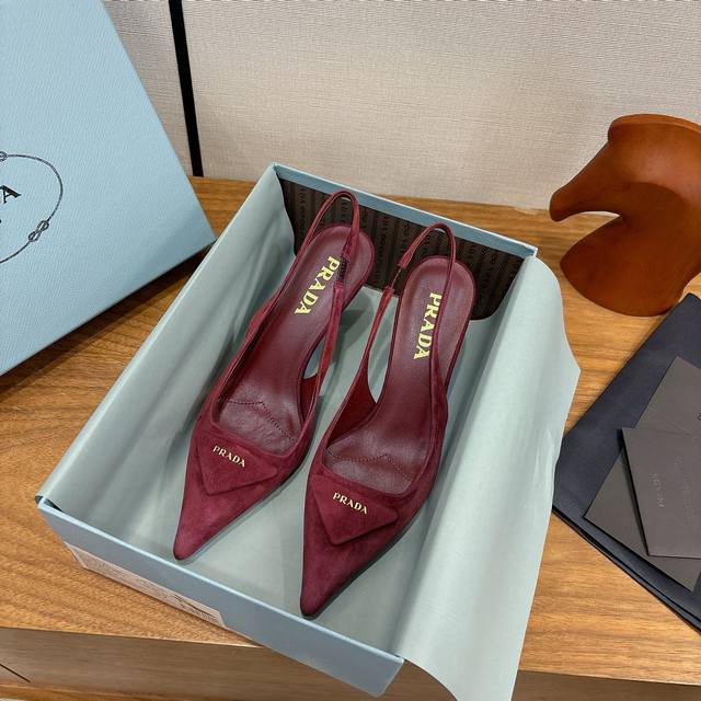 Factory direct Prad*25Ss Retro triangle logo pointed toe kitten heel. The Prad