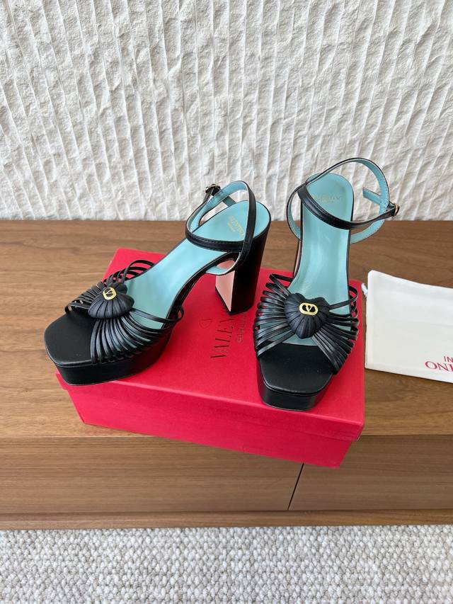 G752 Valentino 26Ss Early Spring New Arrival Heart-shaped Strap High-Heeled Sand