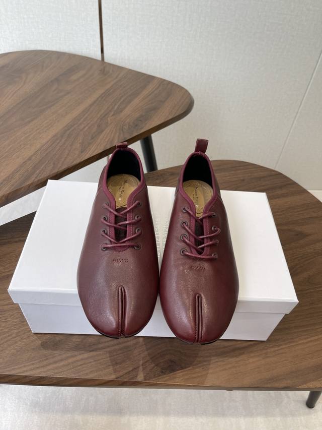 Maison Margiel Classic Split-Toe Flat Shoes Featuring the iconic split-toe desig