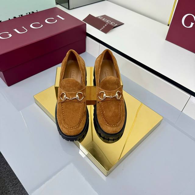 Gucci's exquisite details infuse these loafers with elegance. Crafted from smoot