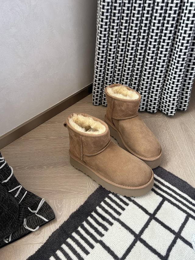 7640 Thick-soled Fur-lined Boots These light brown snow boots perfectly capture