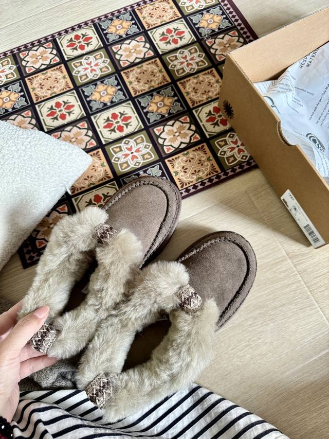 Ug*Alpine low-cut boots The fuzzy cuffs are really comfortable to wear with bare