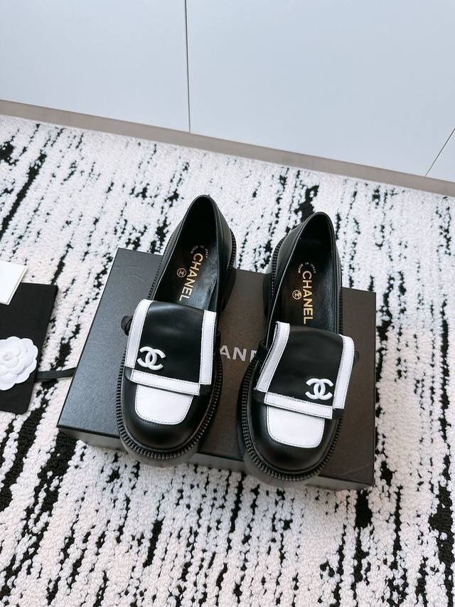 Factory Price p 5B Chanel Retro Loafers Long-Term Supply A pair of Chanel retro