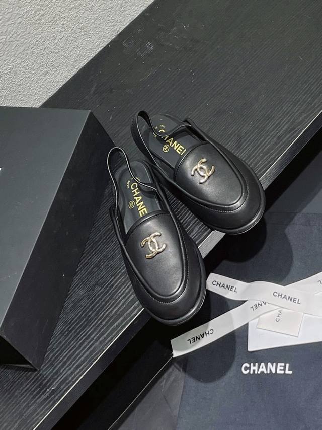 Gift: Chanel airplane gift box with leather lining. Chanel 2025 Fall/Winter new