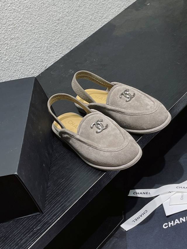 Gift: Chanel airplane gift box with leather lining. Chanel 2025 Fall/Winter new