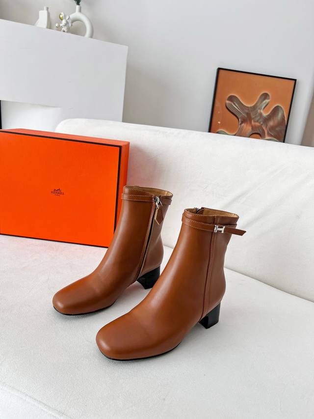 In stock Hermes. Classic new style, top-grain cowhide leather upper, lambskin l