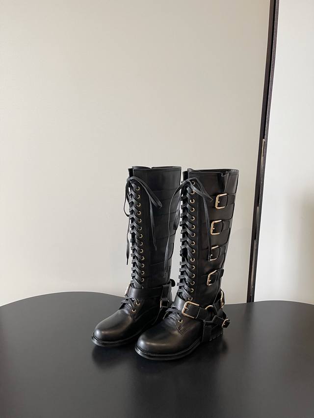 D&G Dolce & Gabbana's latest belt buckle lace-up riding boots The high-end feel