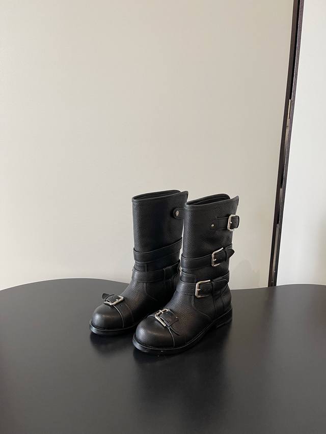 D&G Dolce & Gabbana's latest belt buckle lace-up riding boots The high-end feel