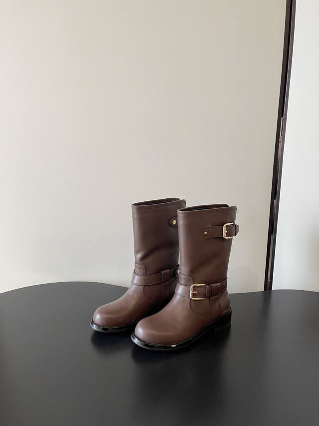D&G Dolce & Gabbana's latest belt buckle riding boots The premium feel of the de
