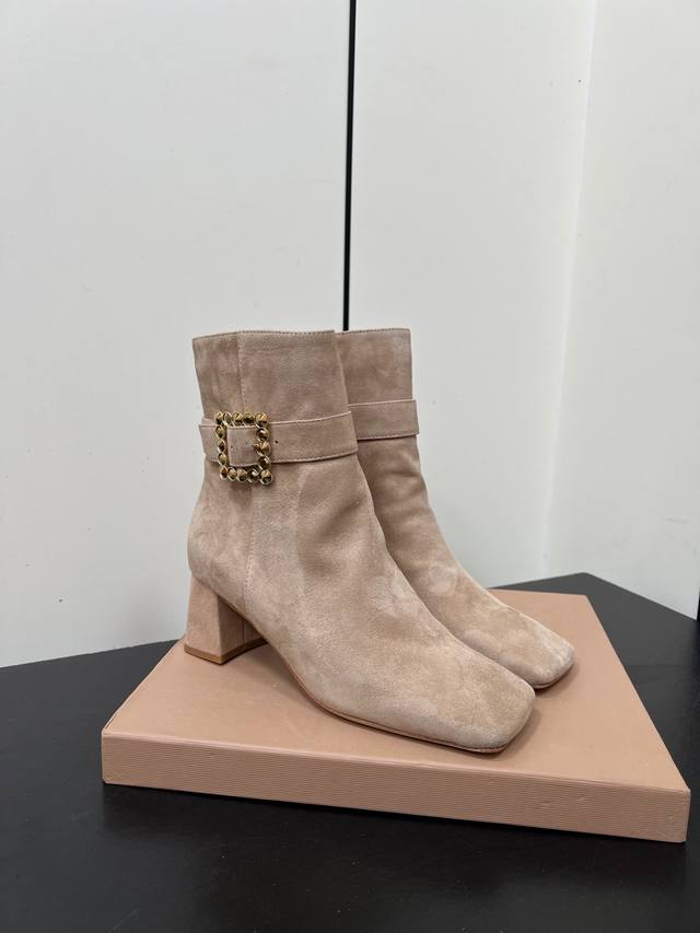 Gianvitorossi Effortless Square-Toe Ankle Boots Plain design, simple and elegan