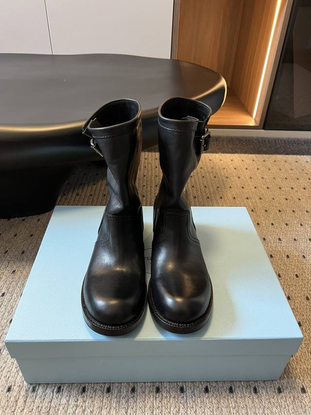 prad* Prada 25Ss Autumn/Winter Thick-Soled Riding Boots Fashionable thick-soled
