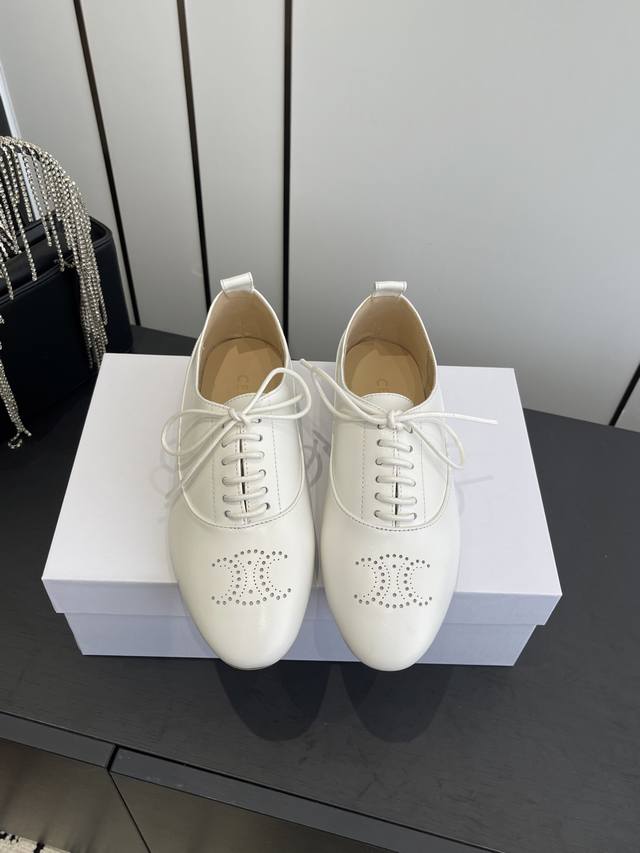 Celine 25Ss Autumn/Winter New Lace-up British Style Leather Shoes The classic Ar