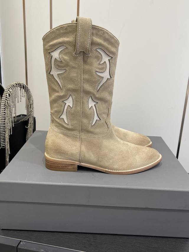 Top-tier Sartoree Autumn Newest Retro Slip-on High Boots These boots incorporat