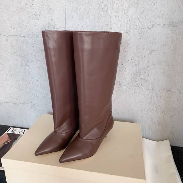 Jacquemus 2025 New Kitten Heel Boots. These pointed-toe boots effortlessly exud