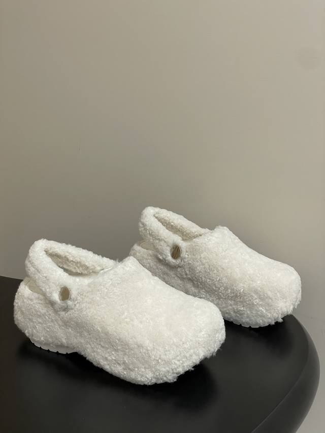 Crocs 25Ss Wool Clog Sandals, made with Crocs' signature eco-friendly materials,