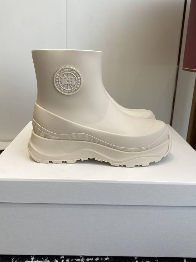 Retail-grade Canada Goose Vancouver Women's Rain Boots. Made of 100% waterproof