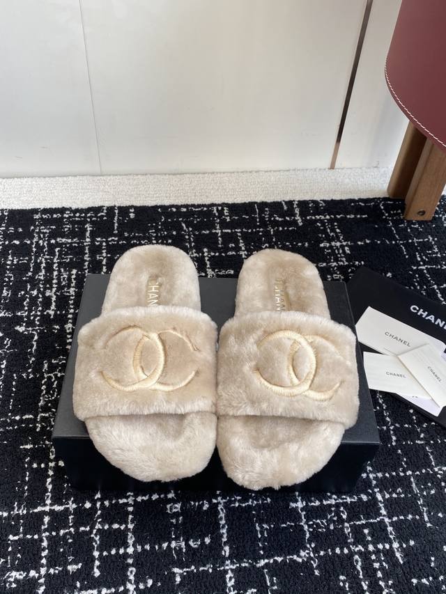 Retail Item Chanel Classic All-Season Double C Furry Slippers! These furry slipp