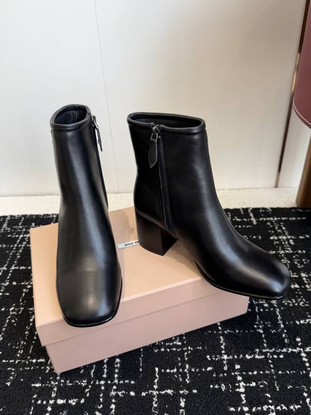 Retail-grade Miu Miu Fall/Winter Newest Retro Distressed Ankle Boots - Highly Re