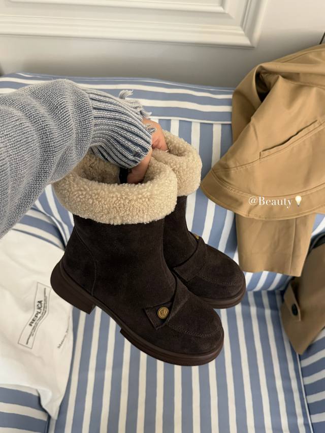 Gold Coin Curly Boots "These boots perfectly capture the autumn/winter vibe~ Th