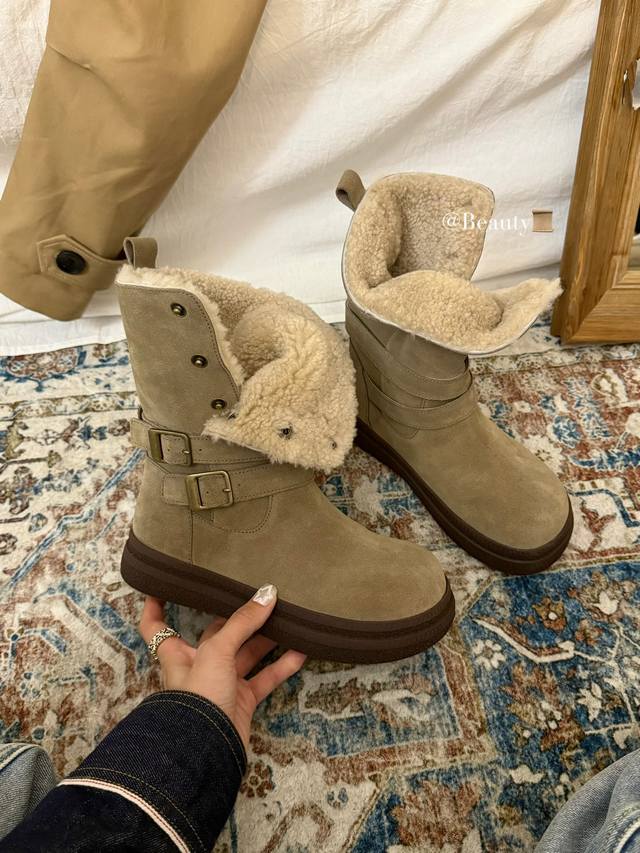 The perfect autumn/winter ritual comes from these motorcycle-style snow boots!