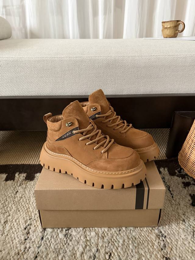 Large-toned work boots A particularly casual and versatile work boot Made of sel