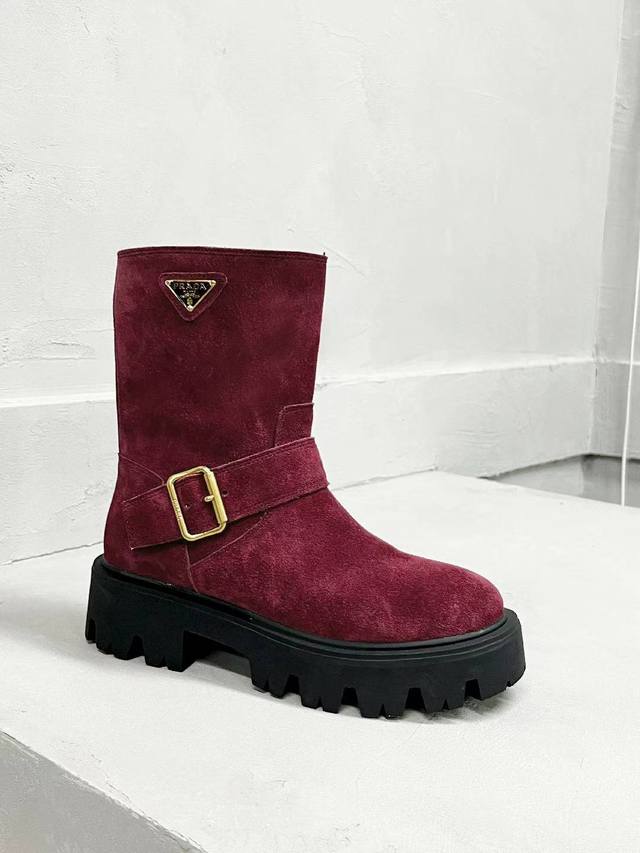 P's classic triangle logo women's boots, a must-have for winter, definitely this