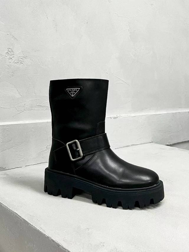 P's classic triangle logo leather women's boots, a must-have for winter, definit