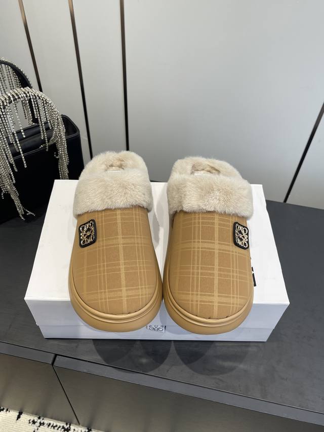 Loewe's hottest new autumn/winter style: super recognizable cute furry slippers.