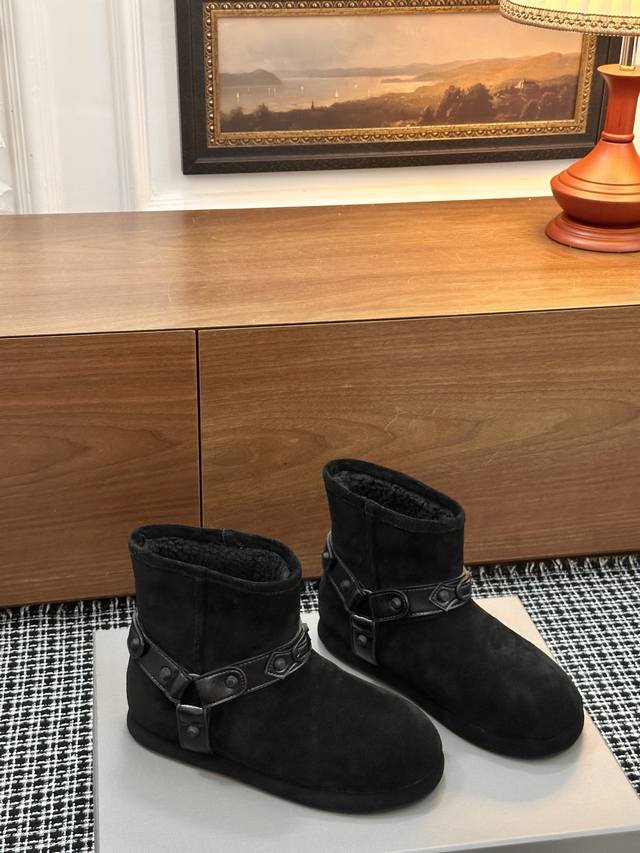Balenciaga New Snow Boots 25Ss The new style features metal studs, giving it a