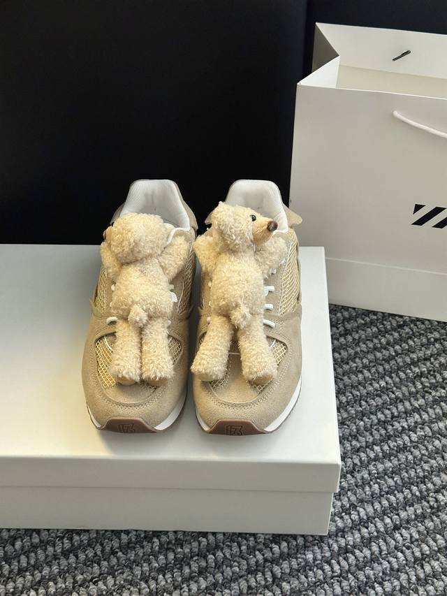 Panda Casual Shoes Minimalist design with the iconic teddy bear, super stylish.