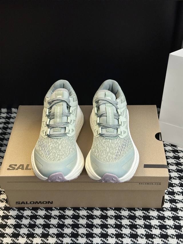 Unisex 3rd Generation Running Shoes Multiple upper materials create a rich, lay