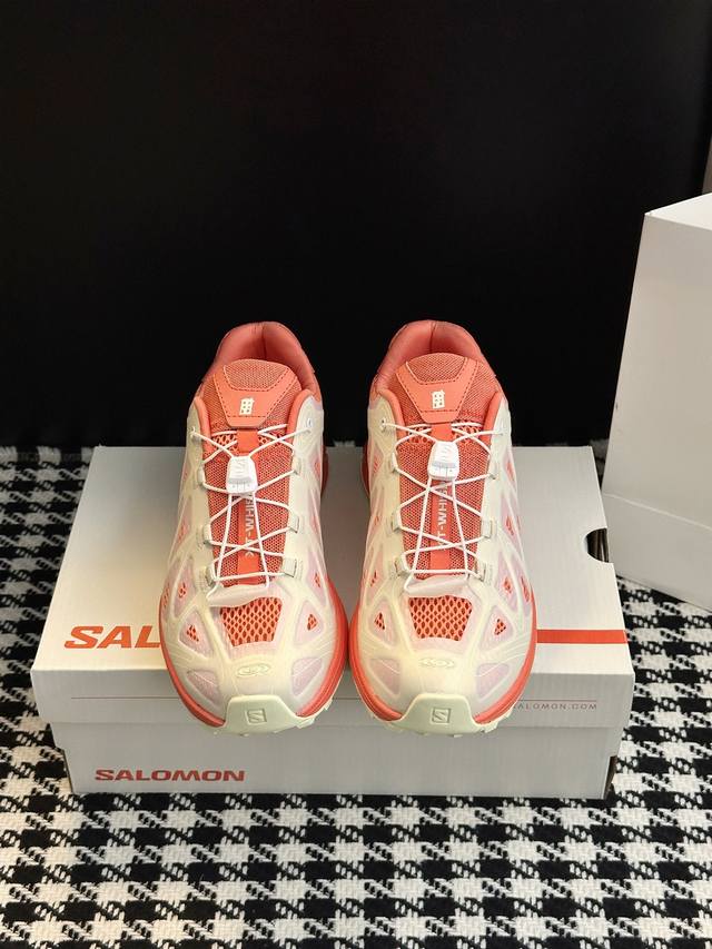 Women's Running Shoes Multiple upper materials create a rich, layered look, add