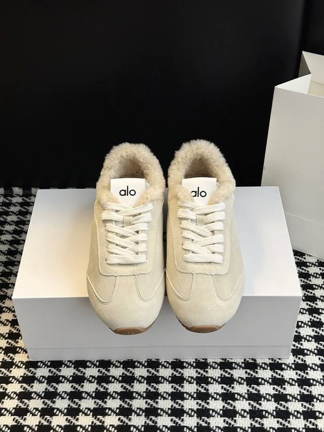 Niche Unisex Suede German Training Shoes with Fleece Lining Material Lovers' De