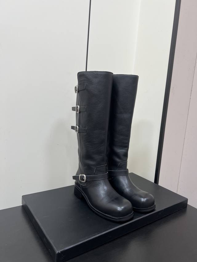 Atelieredition, a niche brand, presents its latest retro-style long boots for au