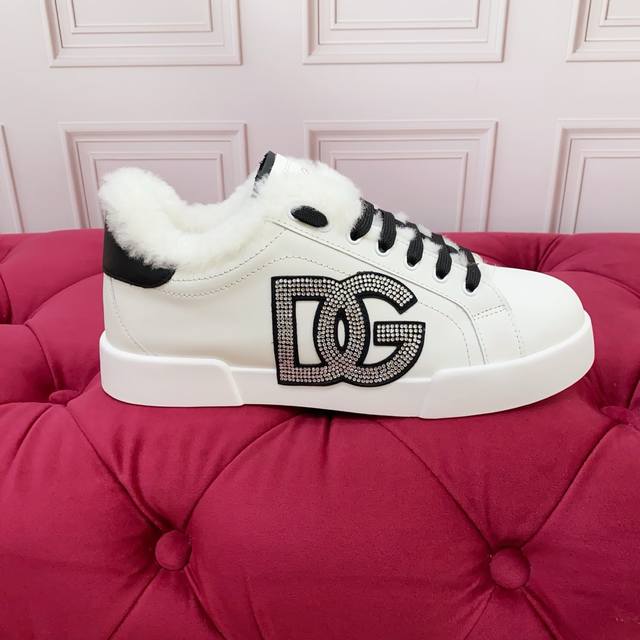 Custom-made with lining. High-end version for both men and women. Brand outsole