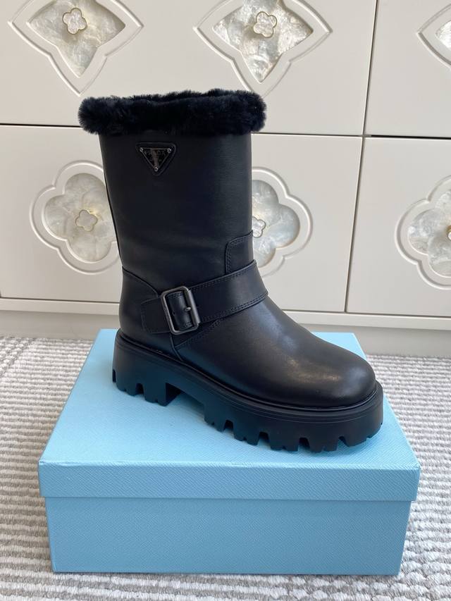 Prada's new retro platform ankle boots exude a high-end feel. Prada's new seaso