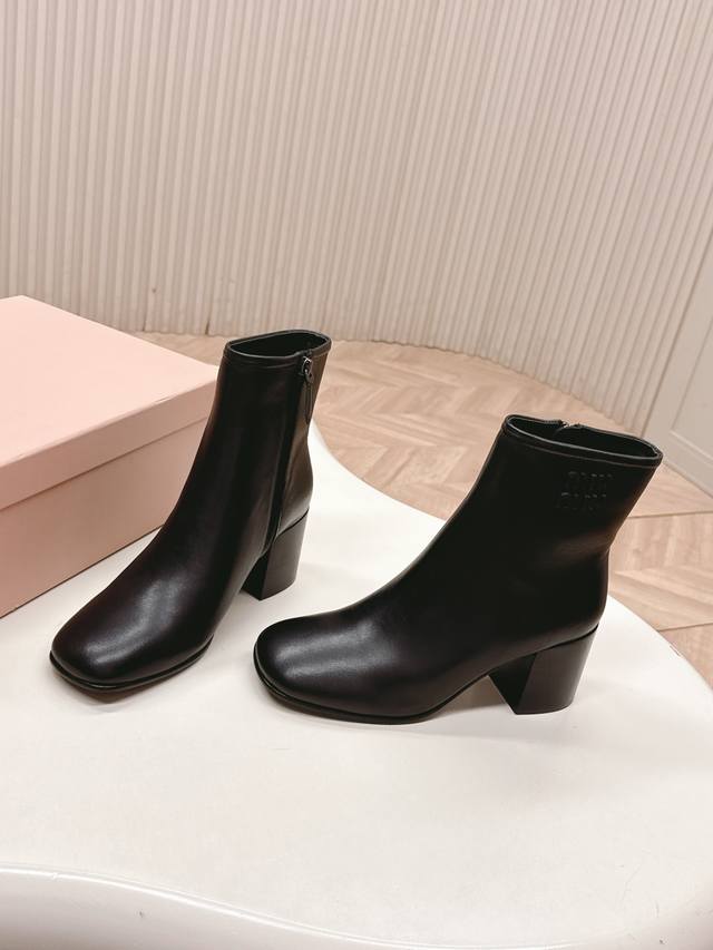 Retail-grade Miu Miu's latest autumn/winter high-heeled ankle boots The most pop