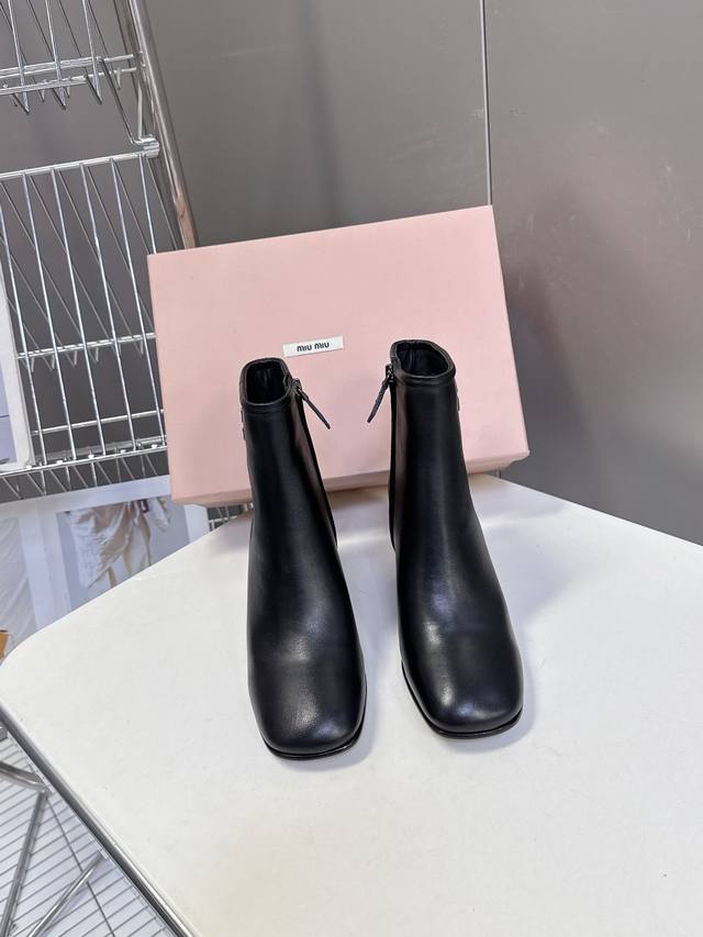 Miumiu's latest autumn/winter retro ankle boots Recommended by many celebrities