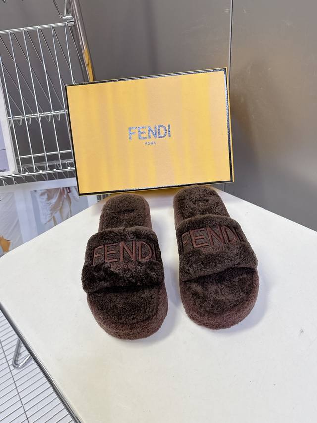 Fendi Autumn/Winter New Thick-Soled Furry Slippers Furry slippers are an essenti