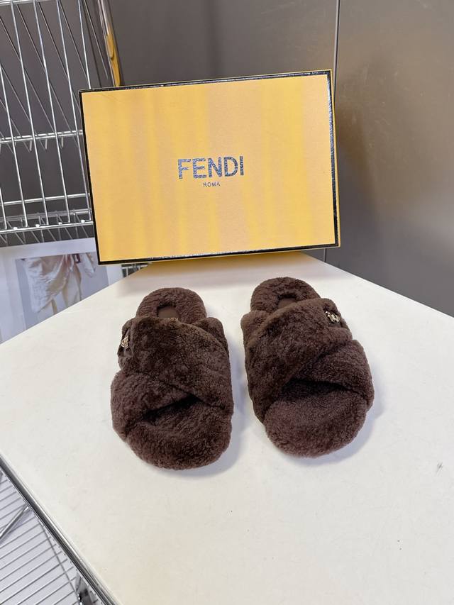 Fendi Autumn/Winter New Style Furry Slippers Furry slippers are an essential ite