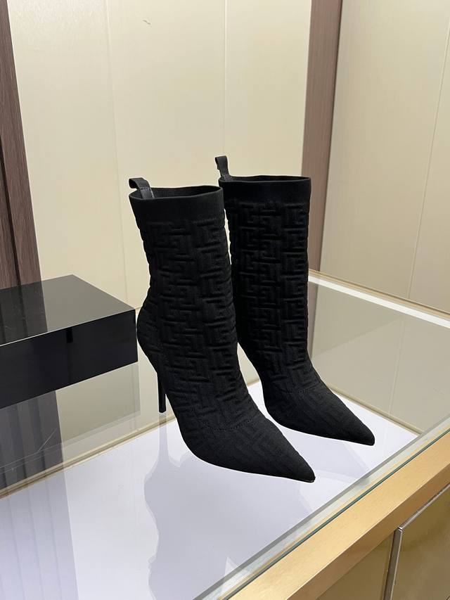 Sizes 35-41, size 42 available upon request. Balmain new spring/autumn/winter f