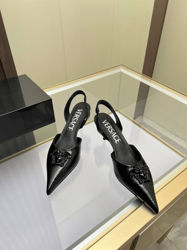 Sizes 35-41, customizable to size 42. Versace new low-heeled, open-back, fashio