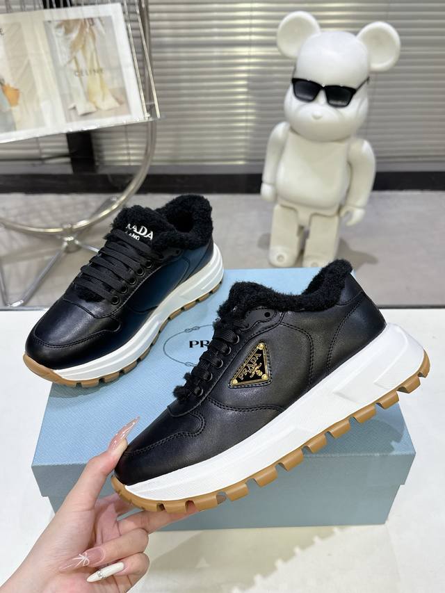 Prada 225 New Prada Arrival! A popular and versatile item favored by many onlin