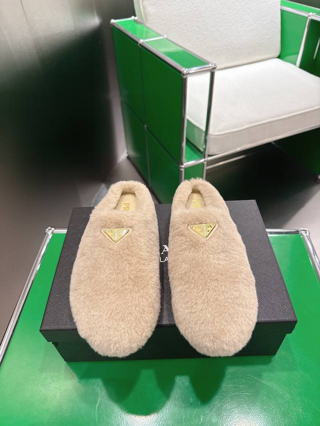 K023 Prada Autumn/Winter New Style Furry Shoes, Closed-Toe Slippers, Two-Tone Fi