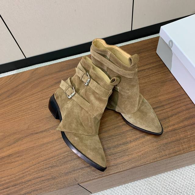 L Dalin Retro Ankle Boots. Elegant style, creating a unique feel. Upper made of