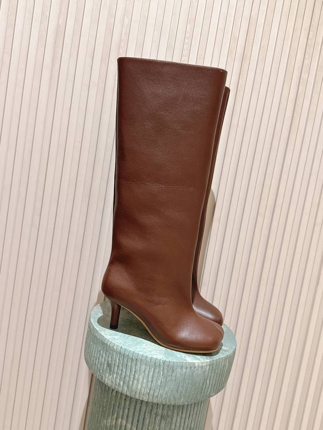 Top Version: Mm6 2025 Winter Newest High-Heeled Boots Super beautiful! The overa