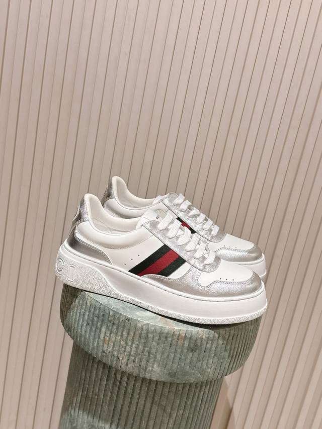 Top-tier version: Couple style: Gucci new color white sneakers, incredibly styli
